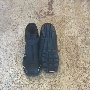 Salomon junior classic cross country ski boots (size USA 2, EUR 33.5) black